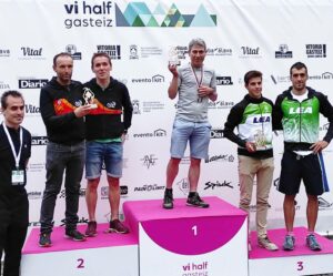 Azkoitri triatloi taldeak Euskadiko Distantzia Erdiko Triatloi Txapelketa irabazi du